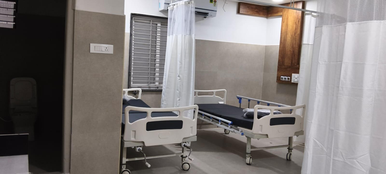 Post-surgical observation suite with attached washroom and hospital beds